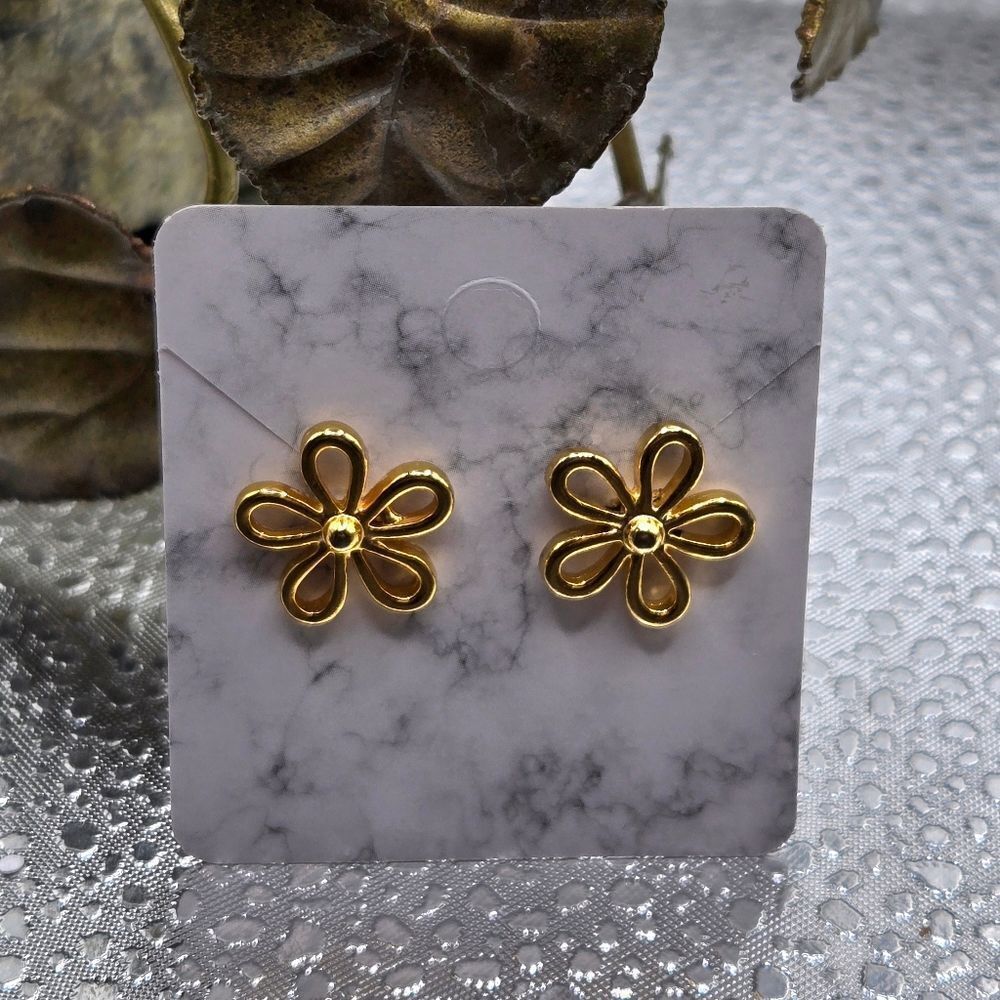 "5/$25" Daisy Flower Gold Tone Post Stud Earrings